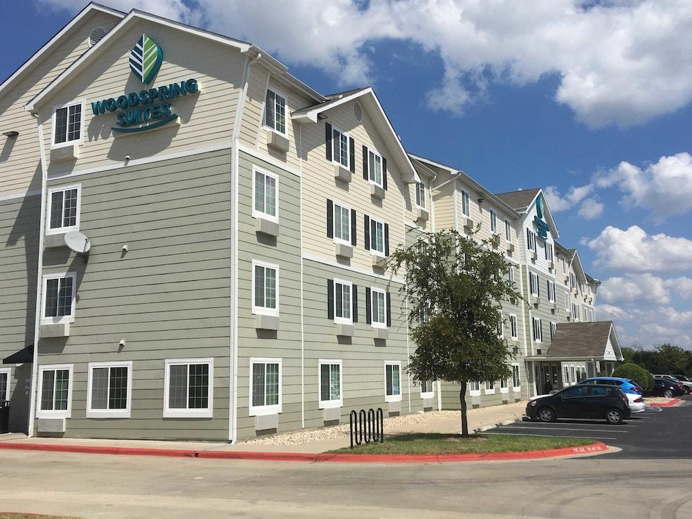 Suburban Studios Watford City Exterior foto