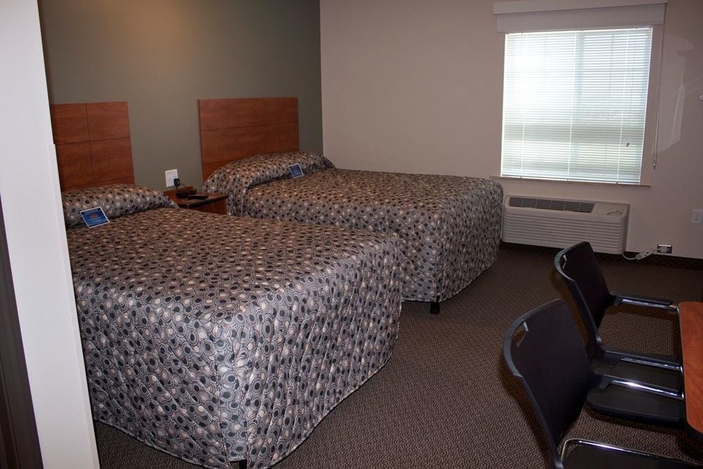 Suburban Studios Watford City Zimmer foto